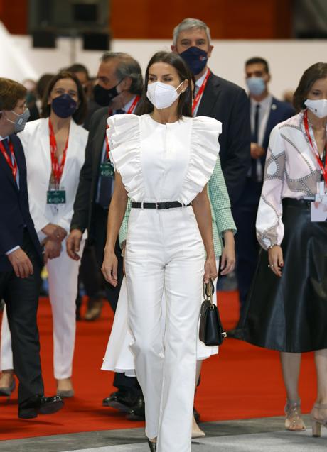 Imagen - La reina Letizia con mono blanco en Fitur de la marca española The IQ Collection. Foto: Gtres.
