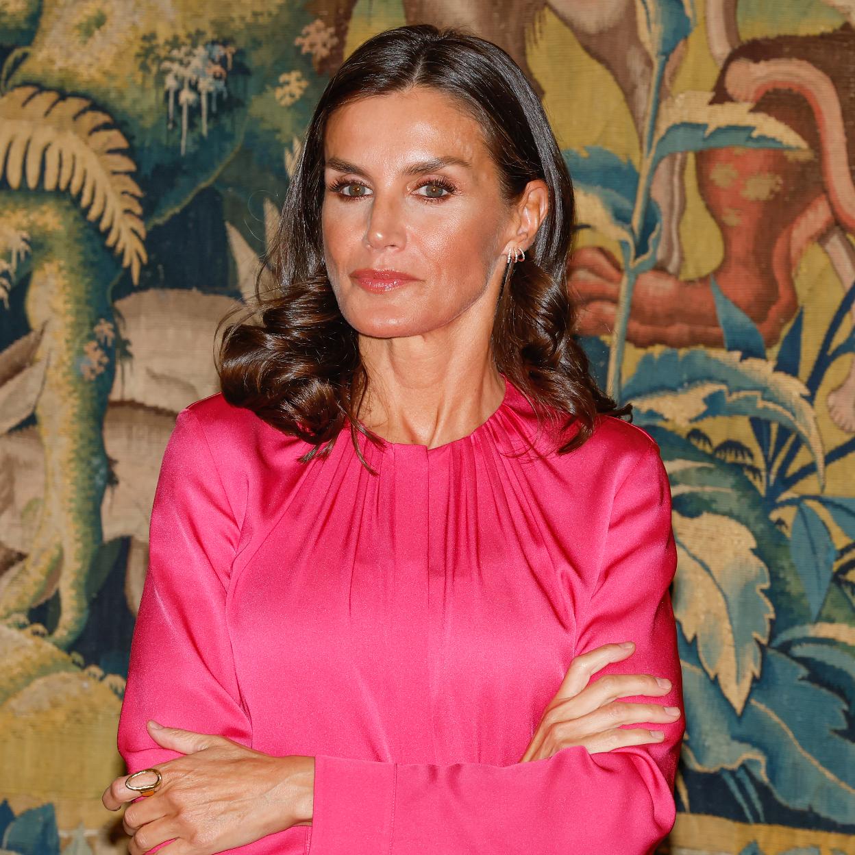 La reina Letizia con un look rosa.