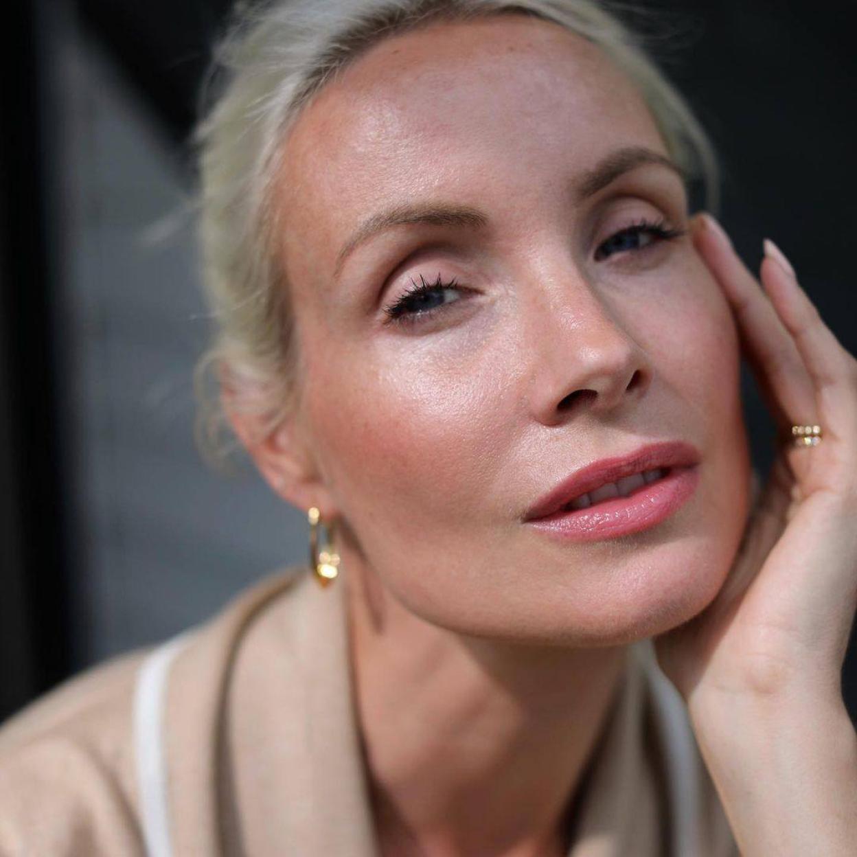 La modelo muestra una tez radiante, uniforme y lisa que podrás conseguir con células madre