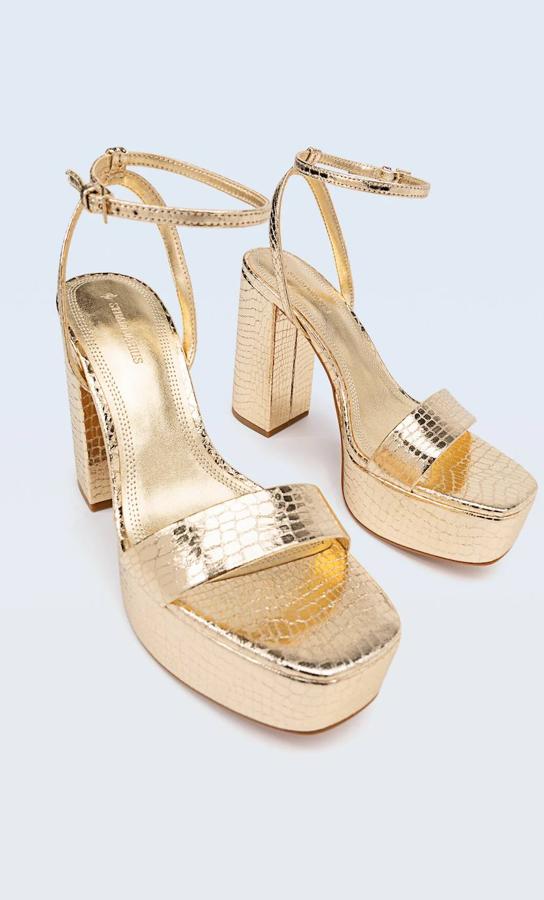 Sandalias de tacón con plataforma, tira delantera y pulsera al tobillo, en tejido efecto coco metalizado dorado, de Stradivarius. Hazte con ellas por 35,99 euros.