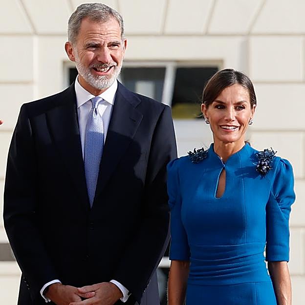 El espectacular vestido azul de la reina Letizia en Alemania de Carolina Herrera (la firma que le trae buena suerte) que va a ser tu look de invitada favorito