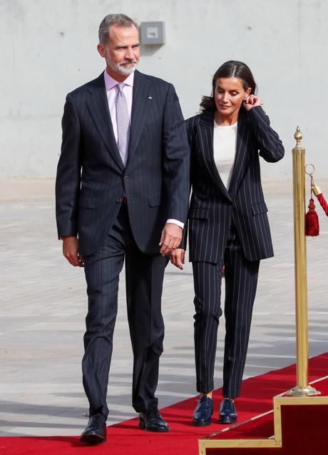 Imagen - La reina Letizia escogió un traje de raya diplomática. / GETTY