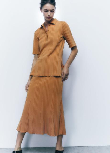 Imagen - Falda midi con estampado canalé de Zara, 19,95€.