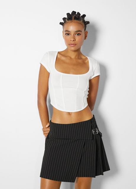 Imagen - Falda corta diplomática de Bershka, 29,95€.