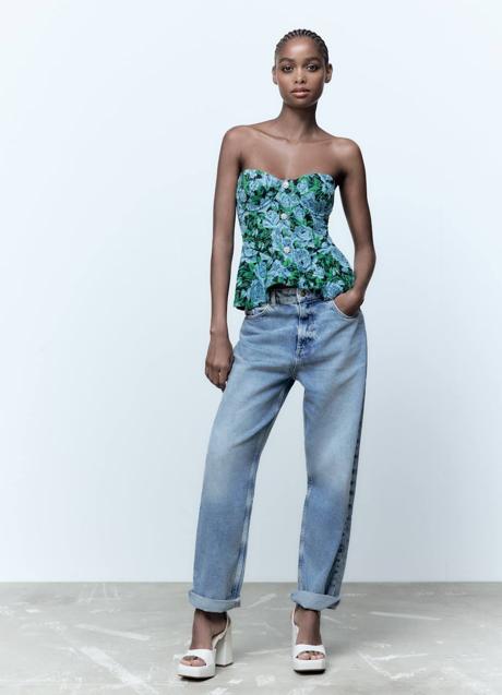 Imagen - Top floral con volante y botones joya