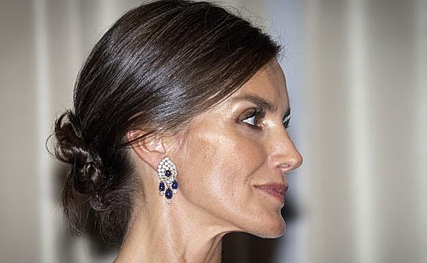 La reina Leitiza con los pendientes de zafiros heredados de la reina Sofía.