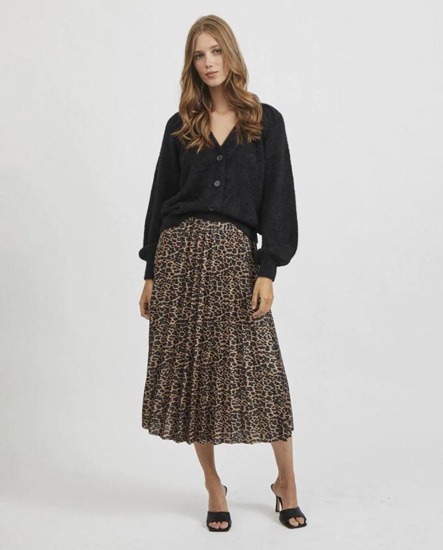 Falda midi plisada en tejido fluido con tiro alto, cintura elástica y animal print de leopardo, de Vila. Encuéntrala en El Corte Inglés por 44,99 euros.