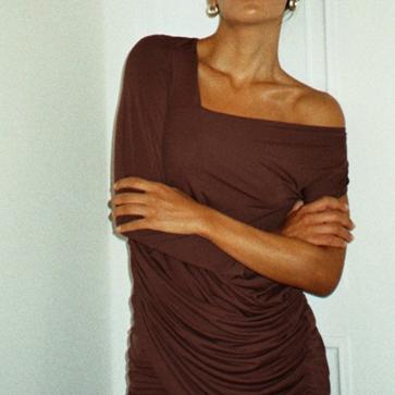 Imagen secundaria 1 - Vestido mini de color marrón con drapeado de Zara. Foto: Zara.