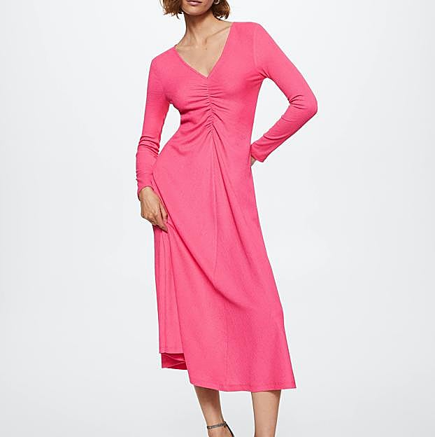 Imagen principal - El look de la reina lo puedes comprar en Mango.