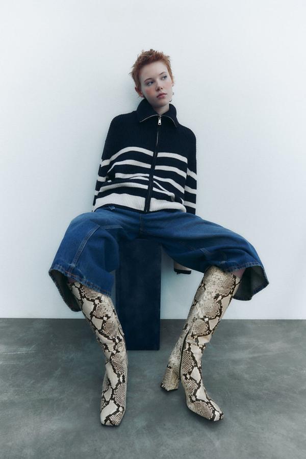 Unas botas altas que no dejararán a nadie indiferente. Botas con estampado animal de Zara (129 euros). 