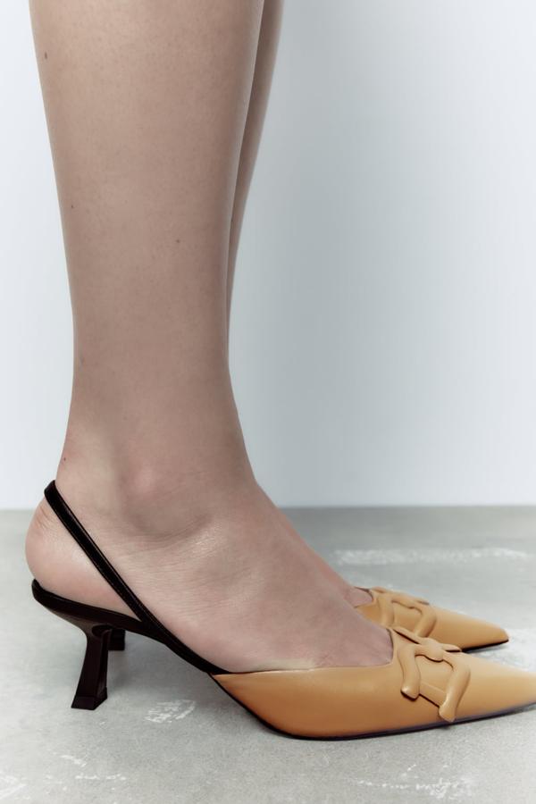 Un zapato bicolor en negro y camel con tacón geométrico. Zapatos de Zara (29,99 euros). 