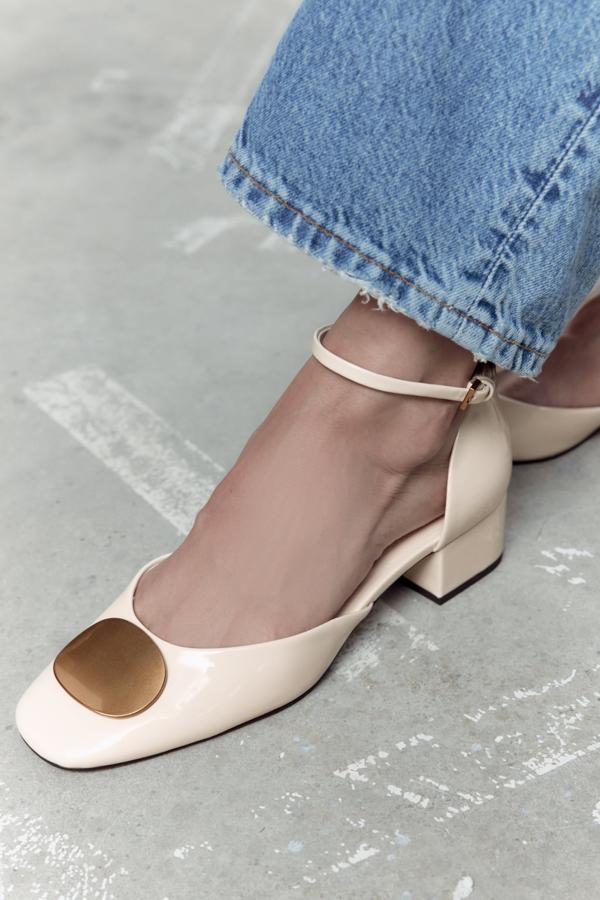 Un zapato de estilo sixties de color crudo con pulsera de Zara (39,99 euros). 