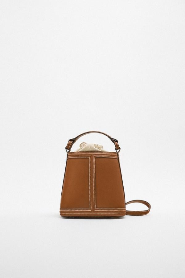 Un bolso que podrás llevar de dos formas, de mano o en bandolera. Bolso de Zara (69,99 euros). 
