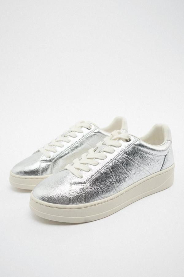 Un diseño metalizado con el que no pasarás desapercibida. Zapatillas metalizadas de Zara (25,99 euros). 
