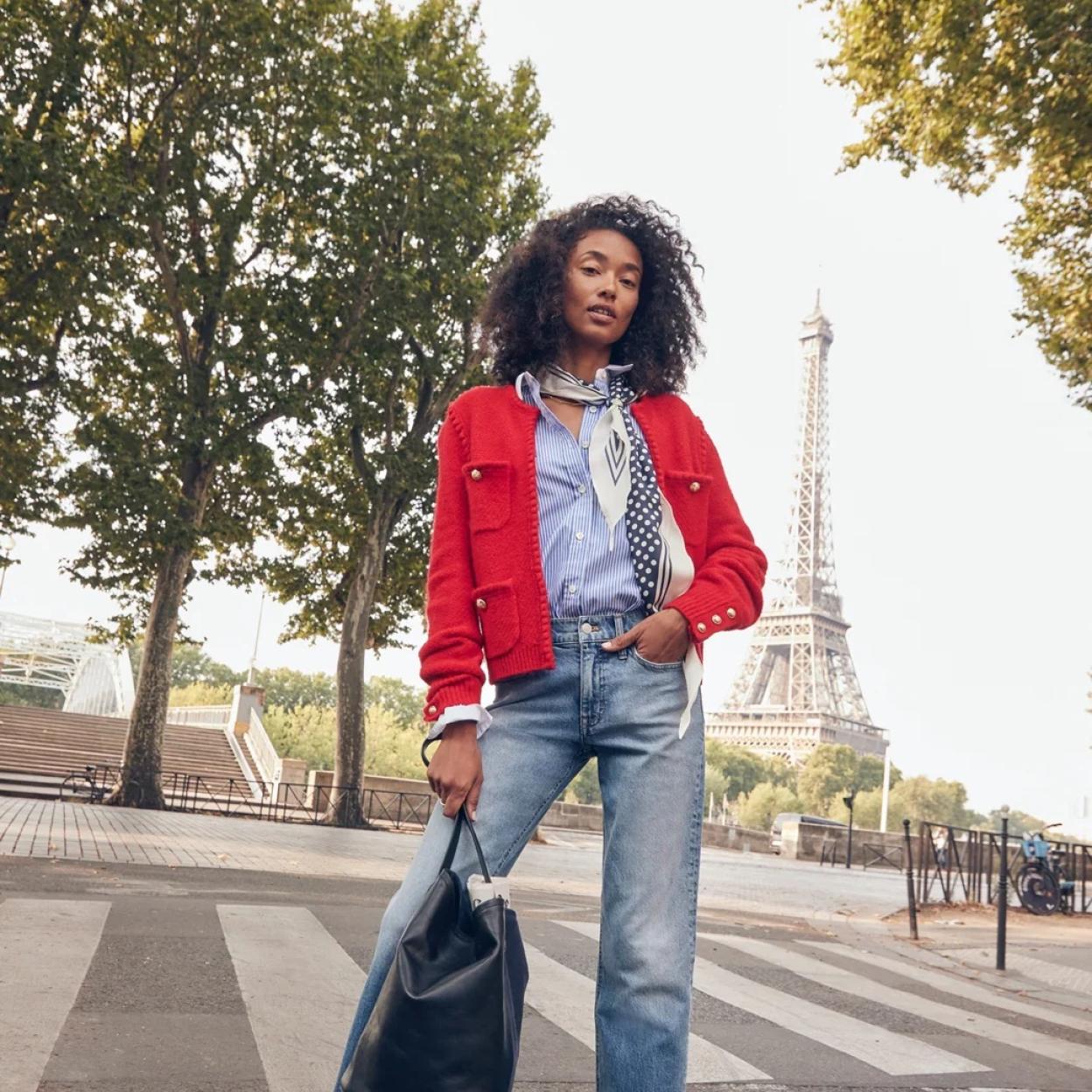 Es tiempo de rescatar los vaqueros de diseño clásico: rectos, en azul medio y con efecto tipazo. . 