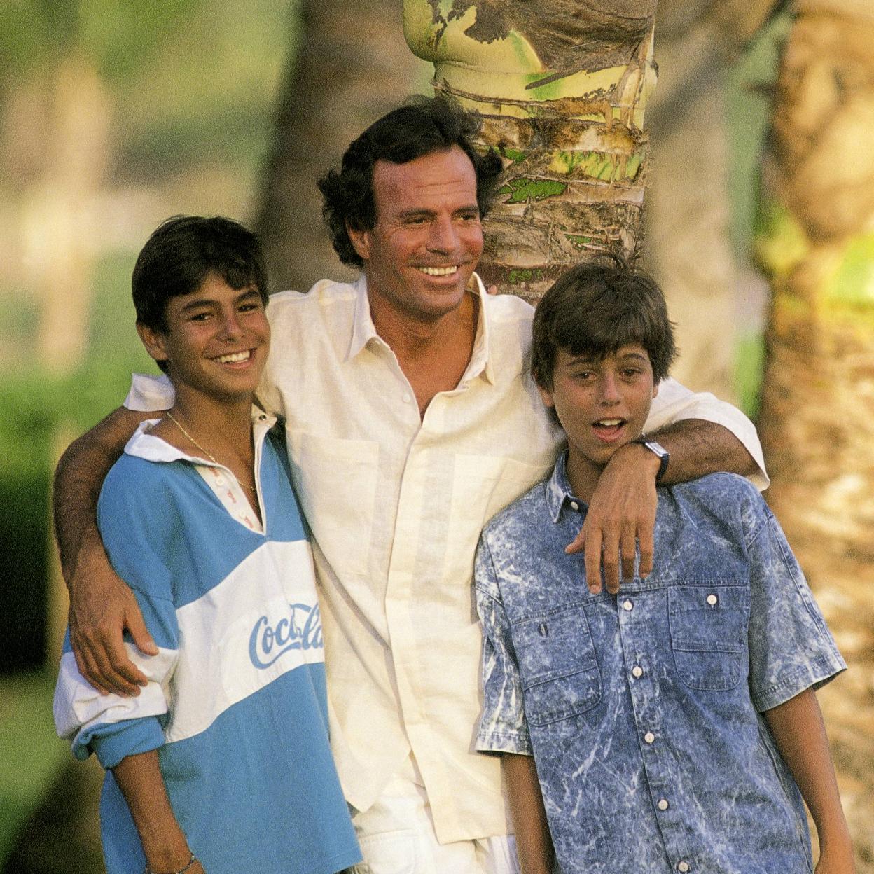 Julio Iglesias con sus hijos. 