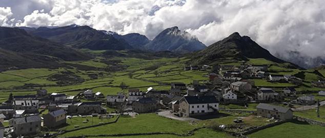 Este pueblo está situado al límete con León, a 1486 metros de altitud, lo que hace que sus condiciones de vida sean muy duras, especialmente en invierno. Desde el S.XIV la ganadería es su principal medio de subsistencia, y actualmente la mayoría de las personas que se dedican a ello no superan los 40 años. En 1988 fue declarado Parque Natural, y desde entonces el turismo se convirtió en otra importante fuente de ingresos.