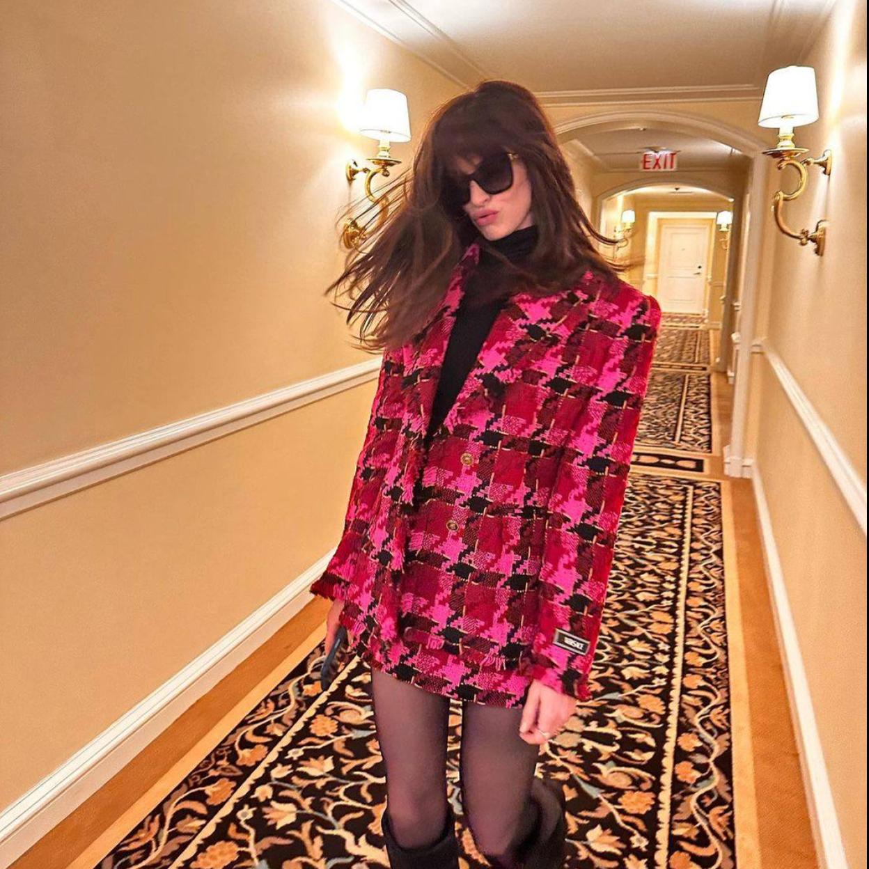 La actriz Anne Hathaway lleva una chaqueta de pata de gallo en rosa que podrás comprar a precio asequible