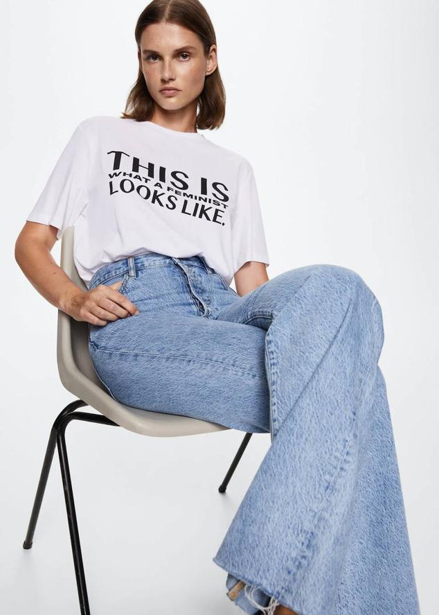 Camiseta oversize de algodón con manga corta, cuello redondo, corte ancho y mensaje, en blanco, de Mango. Cuesta 15,99 euros.