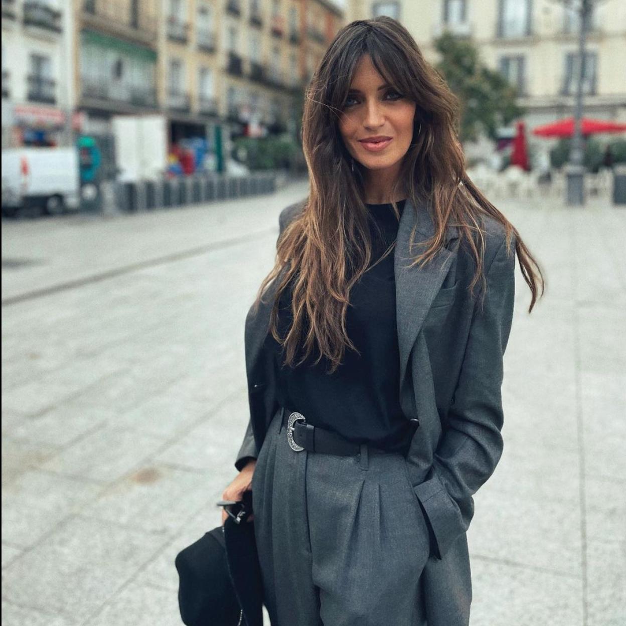 Sara Carbonero con un traje gris.