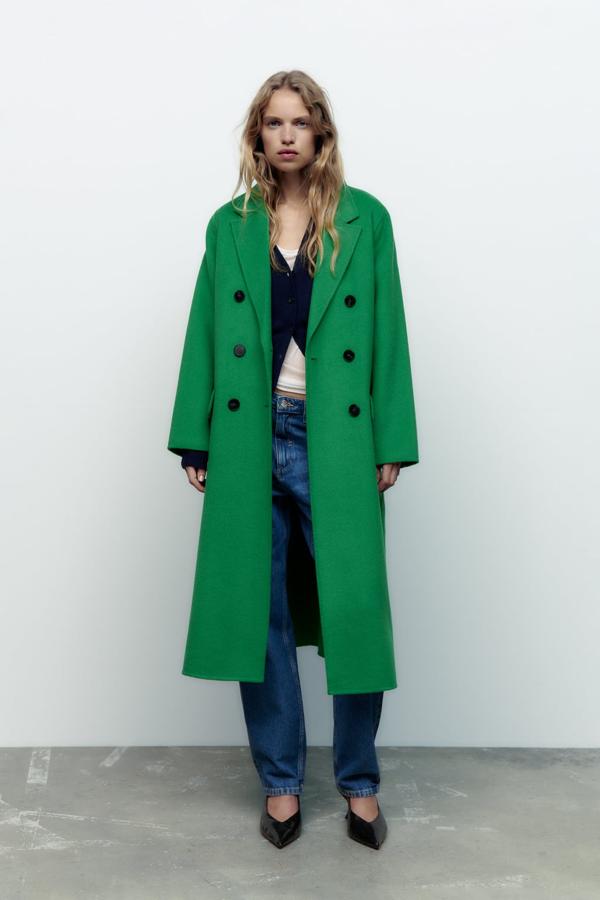 Un color que alegra cualquier estilismo de invierno. Abrigo de doble botonadura de Zara (89,99 euros). 