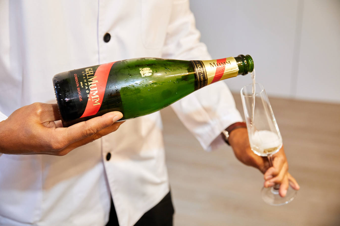 Los invitados brindaron con champán Mumm.