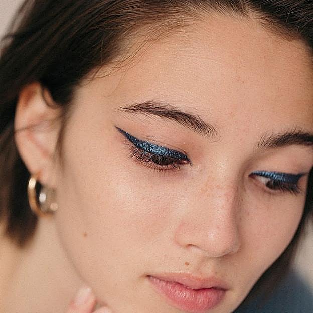 Eyeliner azul satinado con el eyeliner y sombra líquida Yeux Paint de Violette fr en el tono Bleu de Minuit.