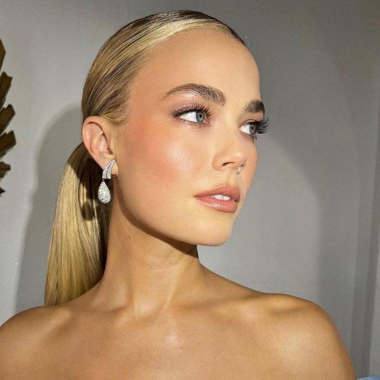 La mirada fresca y con pestañas XL de la modelo la obtendrás con este eficaz contorno de ojos