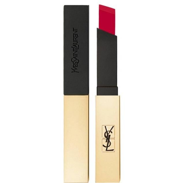 Labial Rouge Pur Couture The Slim de Yves Saint Laurent. Cuenta con una forma cuadrada, ultra delgada y que favorece el delineado. Cuenta con esferas de aceite que hidratan el labio en profundidad. Cómpralo aquí