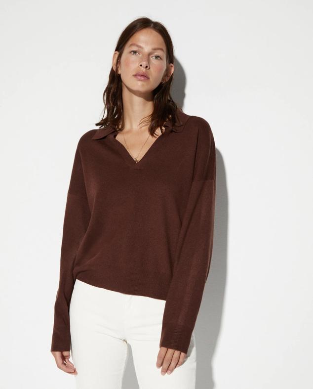 Es un jersey de color marrón chocolate muy elegante. Se trata de una prenda de manga larga y cuello tipo polo, disponible también en un tono beige. Precio: 27,99 euros (antes; 39,99 euros). Cómpralo aquí