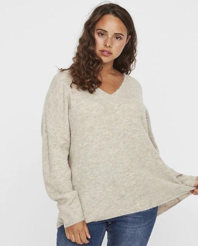 Los jerséis lisos son un básico de temporada. Prueba con este jersey de manga larga para talla grande y escote en pico. Combina con todo, desde vaqueros hasta pantalones de traje. Precio: 15,39 euros (antes; 21,99 euros). Cómpralo aquí