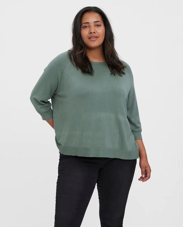 Este jersey es otro básico. Un modelo liso, sencillo y muy cómodo para el día a día. Se trata de un jersey de punto de Vero Moda Curve. Precio: 13,99 euros (antes; 19,99 euros). Cómpralo aquí