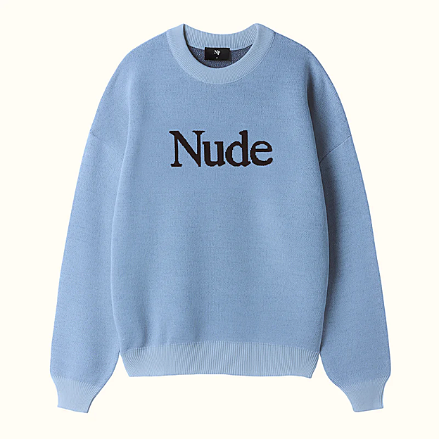 Sudadera azul de Nude Project, 79€.