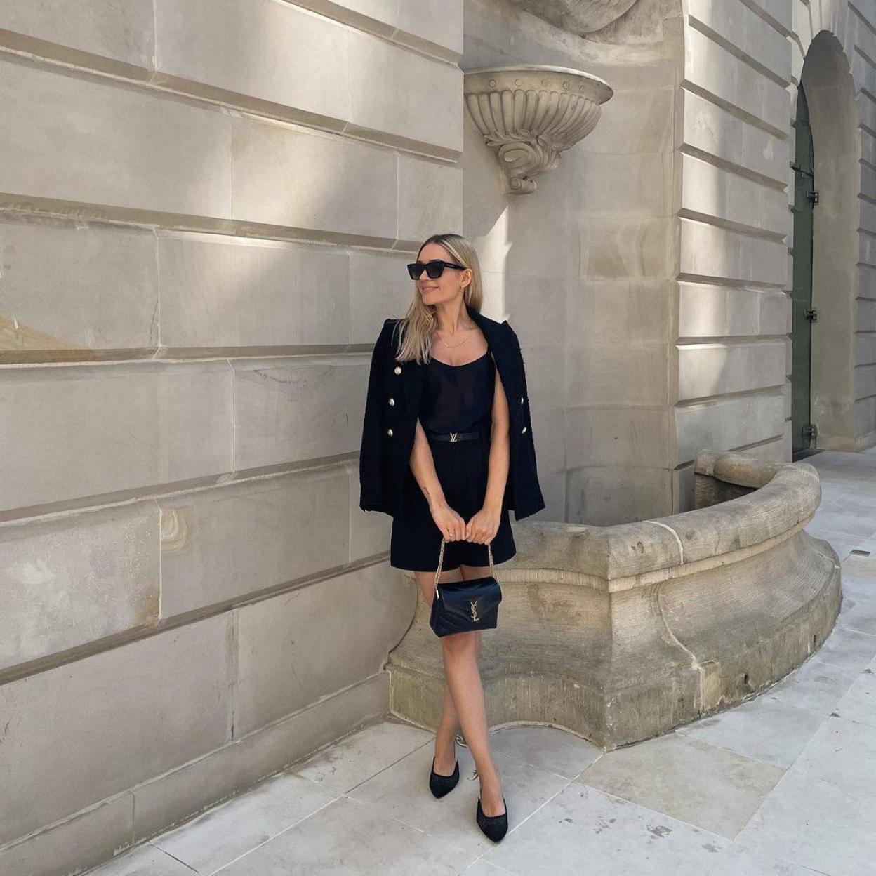 La influencer lleva un total look negro con traje de tweed