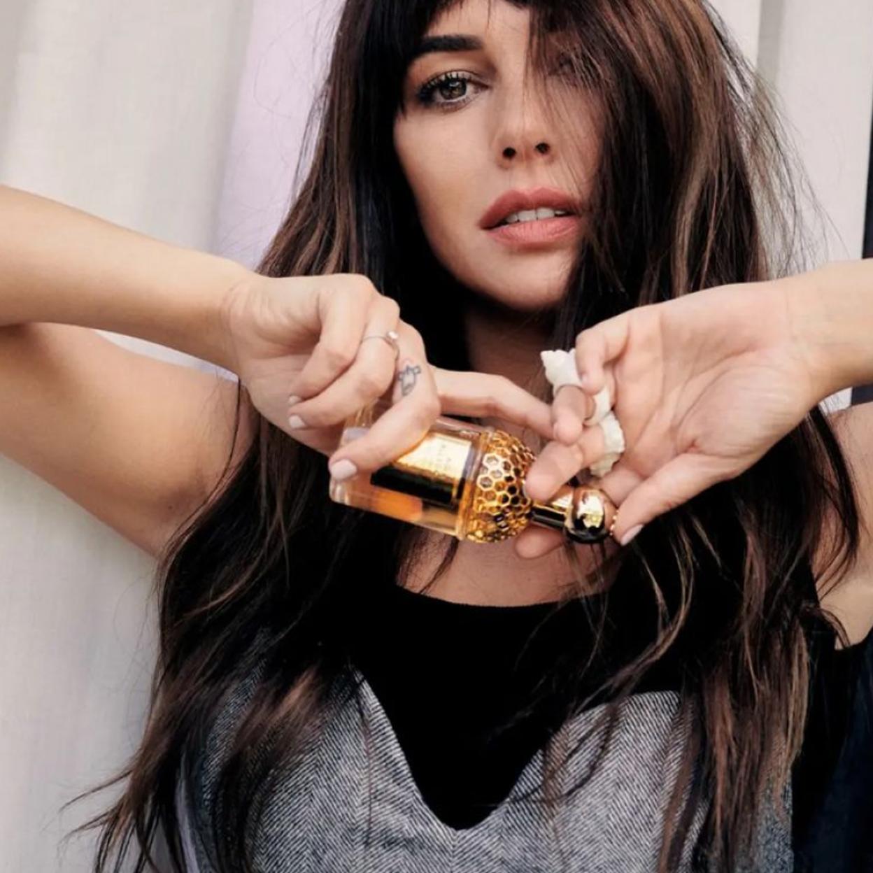 La actriz Blanca Suárez posando con la nueva fragancia de Guerlain, Aqua Allegoria Mandarine Basilic Forte.