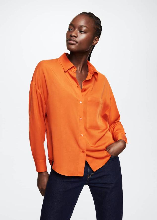 Las camisas o blusas son perfectas para sacarle partido a este color. Camisa satinada de Mango (25,99 euros). 