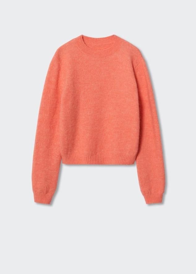 Aunque hay muchos tonos de naranja, el salmón es uno de los más favorecedores. Jersey de cuello redondo de Mango (29,99 euros). 