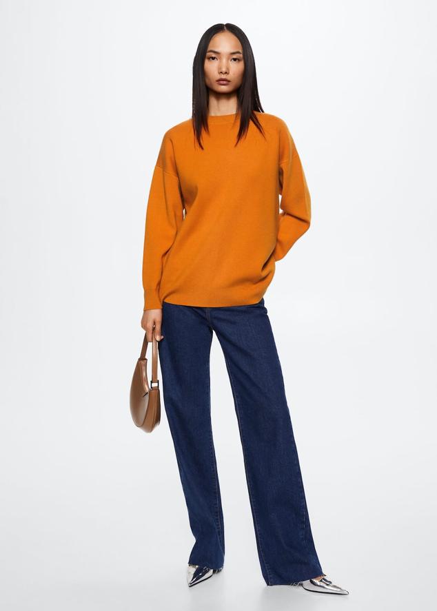 Aunque las sudaderas tienen fama de informales, bien combinadas las podrás llevar en cualquier momento. Sudadera oversize de Mango (29,99 euros). 