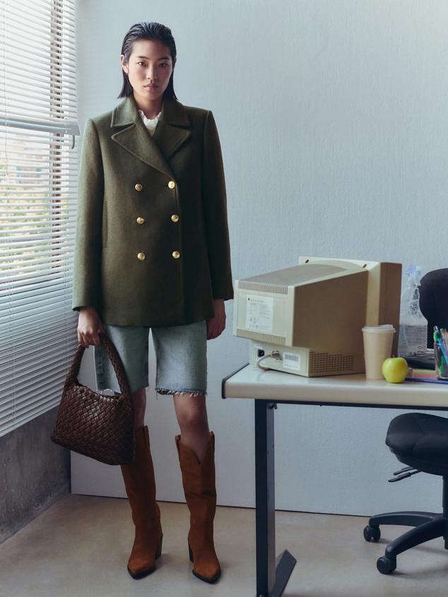 Aunque el azul marino es el color estrella en este tipo de chaquetones, hay vida más allá de él. El caqui es la opción perfecta para salir de lo habitual. Abrigo corto de Mango (89,99 euros). 