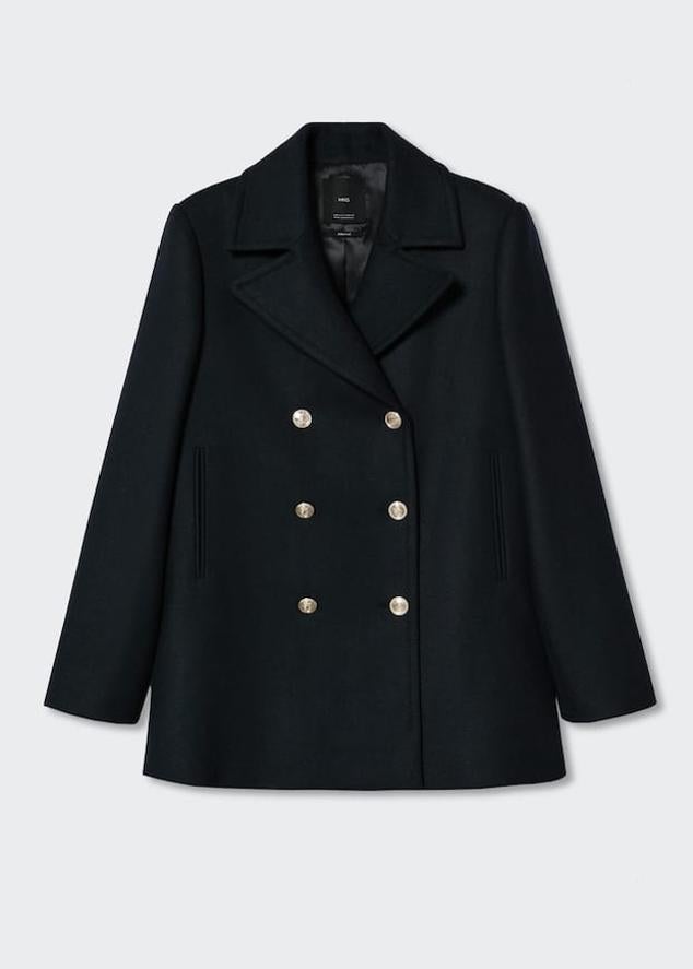 El color por excelencia, que nunca falla con este tipo de prendas. Abrigo corto de Mango (89,99 euros). 