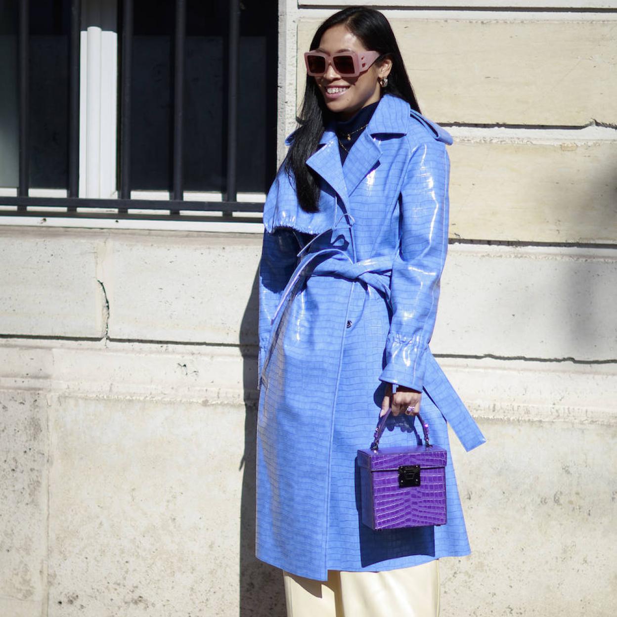 La influencer lleva un look favorecedor y sofisticado con trench efecto piel de color