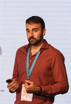 Imagen secundaria 2 - Silvia Cogost durante su ponencia, Nain con los gongs de la sesión de baños de sonido. Aitor Sánchez durante el transcurso de su charla.