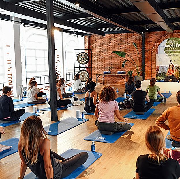 Imagen principal - Una sesión de meditación. la instalación de Garnier en The Lounge y María Kindelán.