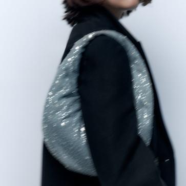 Imagen secundaria 1 - Bolso ovalado con brillos de Zara (39,95 euros).