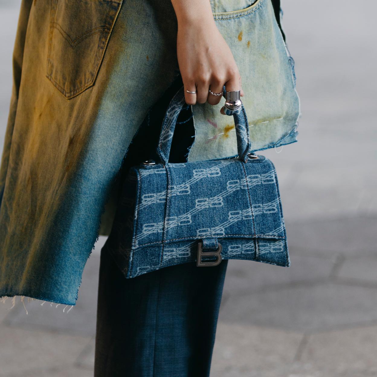 Este es el bolso denim de Zara que todo el mundo lleva en looks de noche