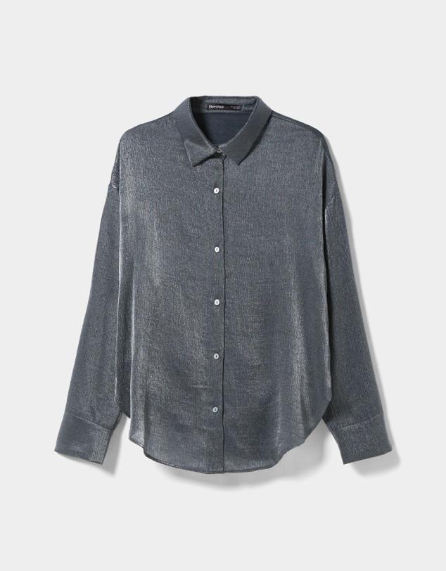Camisa de manga larga de color plata para tus looks de fiesta más rompedores. Es de Bershka. Precio: 18,19 €.