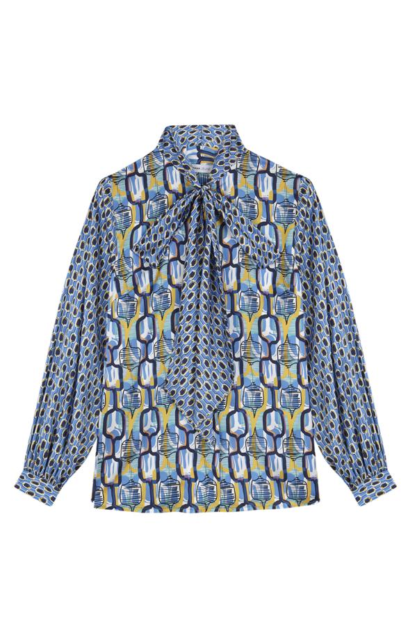 Camisa estampada geométrica con lazada delantera, botón oculto y manga con puño. Es de Cyrana. Precio: 190 €.