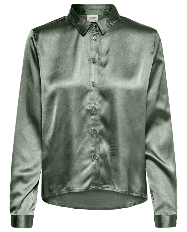 Camisa satinada de corte masculino y slim con botonadura frontal. Es de JDY. Precio: 19,99 €.