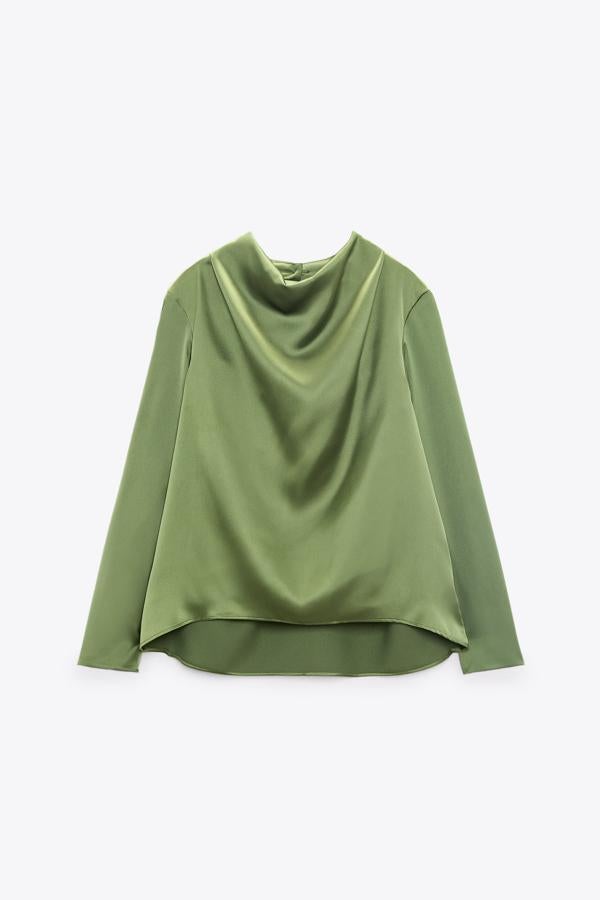 Camisa satinada en color verde de cuello fluido y manga larga. Es de Zara. Precio: 25,95 €.
