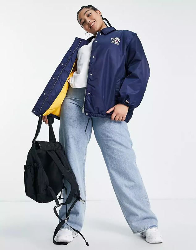 Chaqueta bomber de estilo Varsity en color azul marino y perteneciente a la marca Tommy Jeans. Precio: 179,90 €. Cómpralo aquí